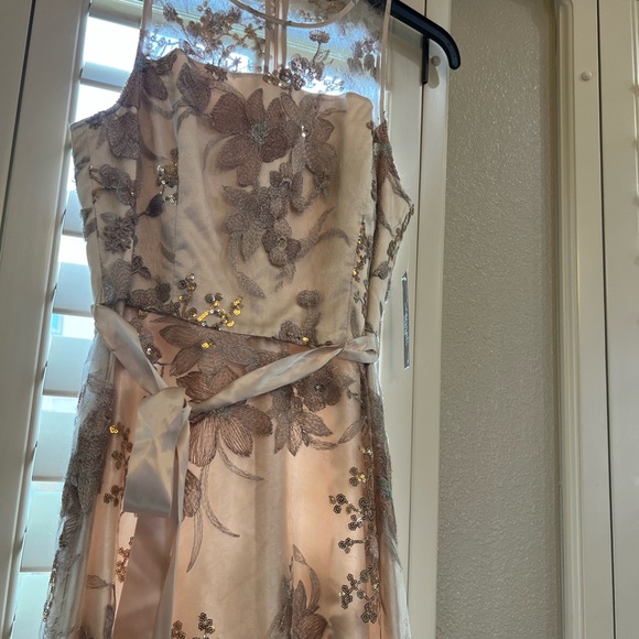 TAHARI Arthur S. Levine,  dress in size M color Rose Gold and cream background - Picture 7 of 16
